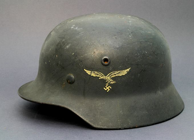 M40 ble produsert fra ca 1940 til ca 1942 og her ser vi at ventilhullet skiller seg ut fra den forrige hjelmtypen. Ventilhullet er stanset ut av selve hjelmskallet. Hjelmen på bildet er en Q64 og har en ørn som sprer sine vinger ut i flukt. Dette er en Luftwaffe (luftvåpenet) hjelm. M40 hjelmen beholdt bare en dekal på venstre side. Et Wehrmacht direktiv som kom i mars 1940 bestemte at man skulle gå bort i fra nasjonalskjoldet på høyre side. Fra nå av ble de tyske hjelmene bare utstyrt med en dekal og i tillegg ble malingsfargene byttet ut fra skinnende til matte farger. Hjelmen vist på bildet har Luftwaffes mellomblå maling.