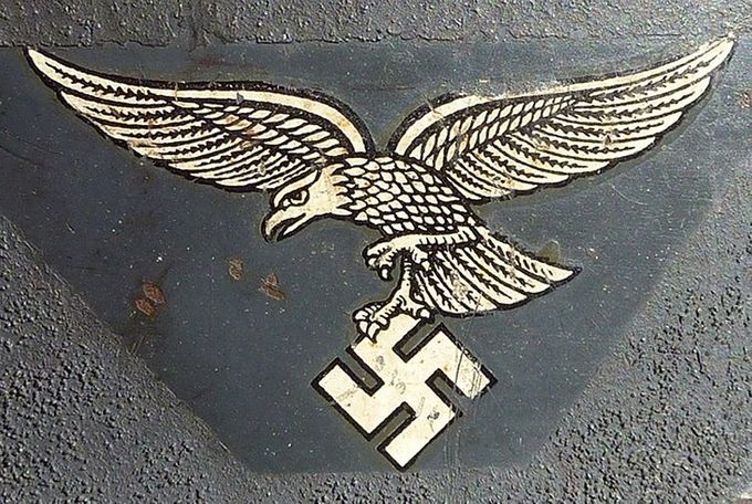 Tidlig utgave av Luftwaffe dekal på en M35. Disse dekalene kalles 