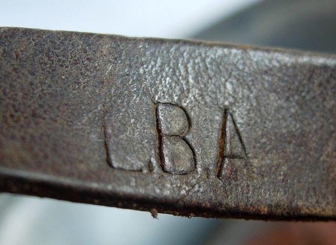 LBA merking på en Luftwaffe hakereim. LBA står for Luftwaffebekleidungsamt. 