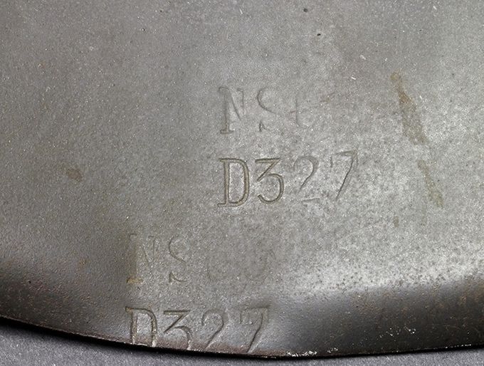 Feilstansing på innsiden av en M42 NS hjelm. Legg merke til dobbelstansingen som har bøyd den myke stålkanten på hjelmen.