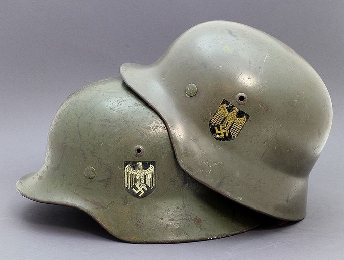 To M35 ET hjelmer med feldgrau maling. Til venstre en Heer hjelm og til høyre en KM hjelm. Legg merke til den mer grå nyansen i den grønne malingsfargen til KM hjelmen til høyre.