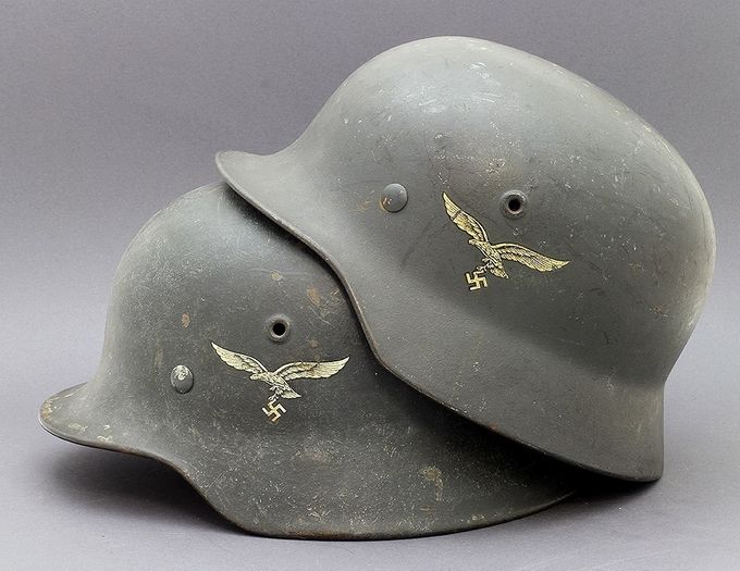 To M40 Luftwaffe hjelmer med matt maling med tekstur. Til venstre en ET hjelm og til høyre en Quist hjelm.