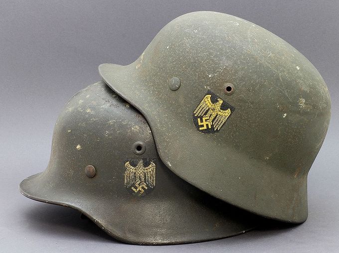 En M40 Heer Quist hjelm og en M35 KM SE hjelm, begge med en matt maling med tekstur. Den senproduserte M35 SE hjelmen fikk denne type maling på SE fabrikken.