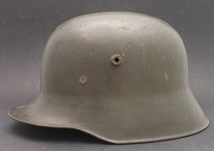 M18 W66 (Hermann Weissenburger & Co., Stuttgart-Cannstatt) med grønn WWI fabrikkmaling. Denne hjelmen kommer fra et depot i Grorud (Oslo).