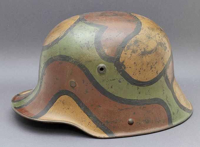 M17 Si66 (Eisenhütte Silesia, Paruschowitz Oberschlesien). Malt med et spektakulært mønster i de klassiske farger, rødbrun, grønn og oker separert med svarte linjer. Dette mønsteret finnes på bilder av soldater fra WWI. Anskaffet i USA.