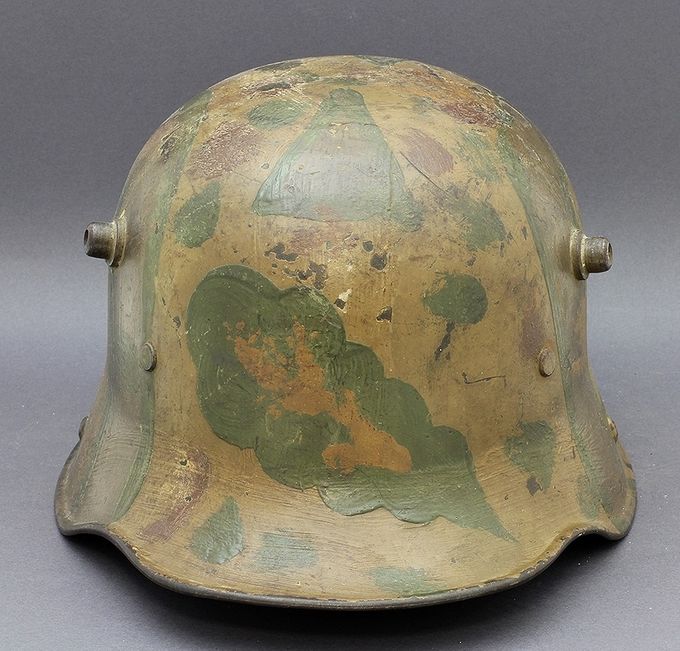 M16 hjelmen vist fra front. Legg merke til det malte grønne eikeløvet. Eikeløvet er et symbol for den tyske 