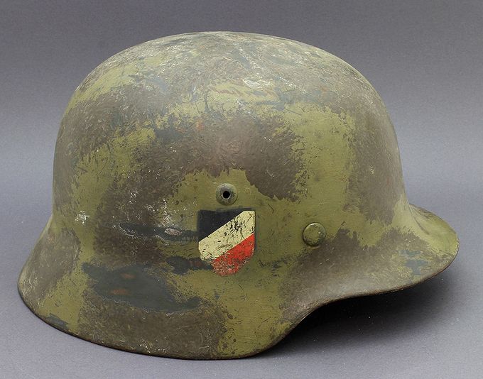 Bilde av samme hjelm fra høyre side. Legg merke til at nasjonalskjoldet er beholdt da soldaten i dette tilfellet malte rundt skjoldet. Ikke så vanlig å finne.