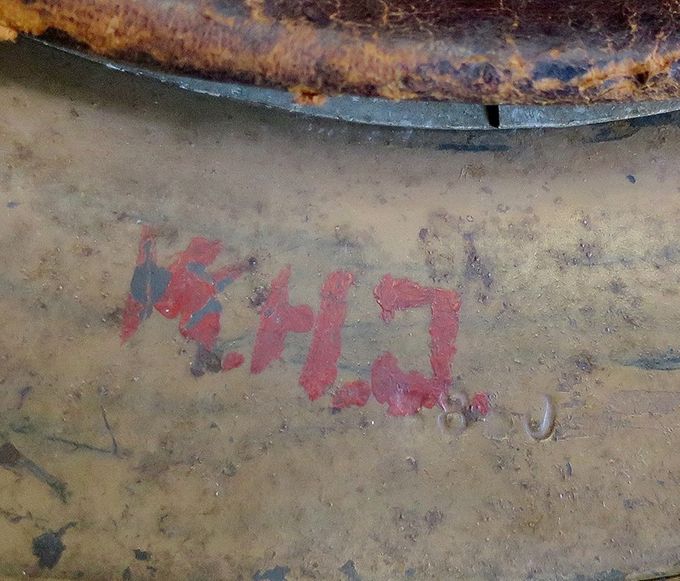 Initialene K.H.J malt med rød maling.