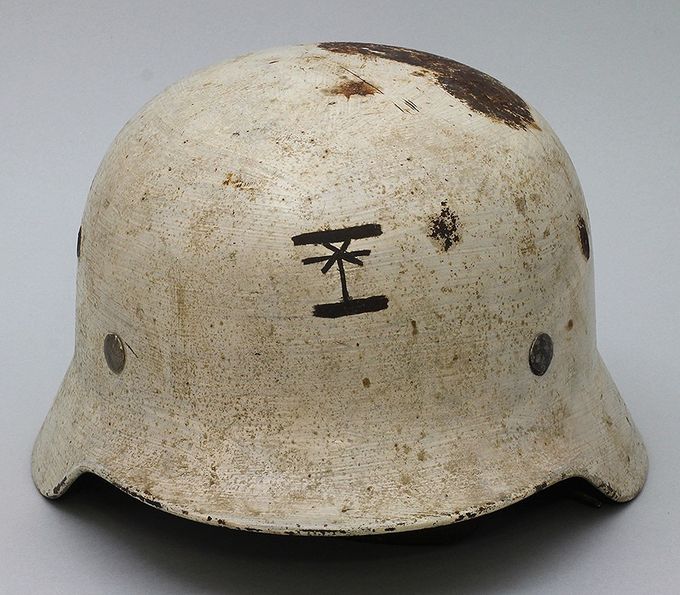 Fronten av M40 hjelmen vist over. Det taktiske tegnet kan være tysk eller etterkrigs. 
