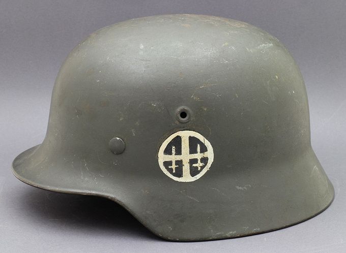 M40 ET66 Hirdens Bedriftsvern hjelm. Forhenværende SS hjelm. Håndmalt insignia, malingsfargen på Olavskorset er mer sølvfarget enn hvit (vanskelig å se på dette bildet).