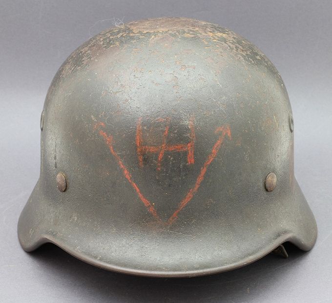 Front på en M40 Quist64 SS hjelm. Tydelig H7 insignia malt i maidagene 1945. 